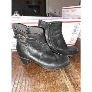 7M Clarks Black Leather Side Zip Chunky Stacked Heel Boots Booties Buckle Accent